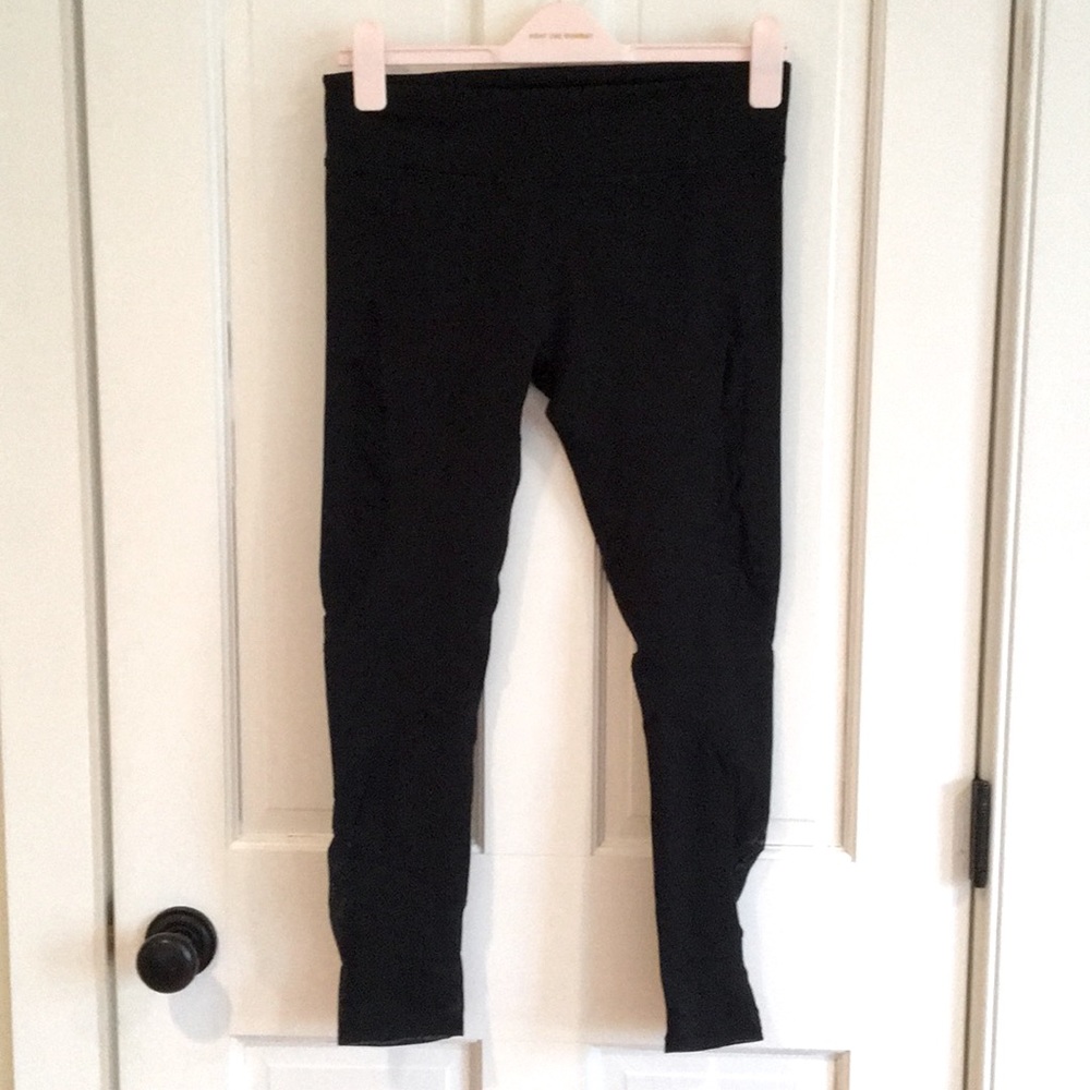 EUC flawless Fabletics black leggings w mesh inset